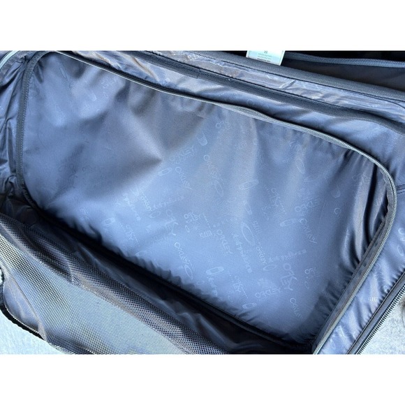 Rare Large Oakley Gear Bag 30” Rolling Luggage Duffle Suitcase Tactical Travel - Picture 15 of 16